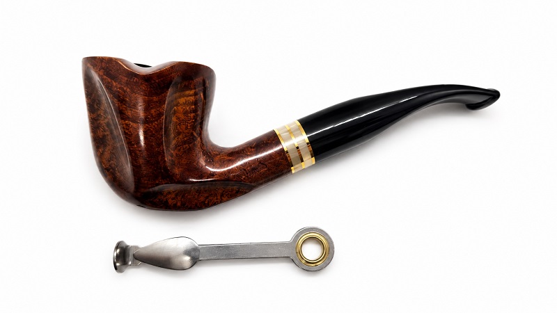 Angelo freehand pipa – 9 mm filteres, különleges barna freehand fejjel, fekete enyhén hajlított szárral, tripla aranyszínű díszgyűrűvel